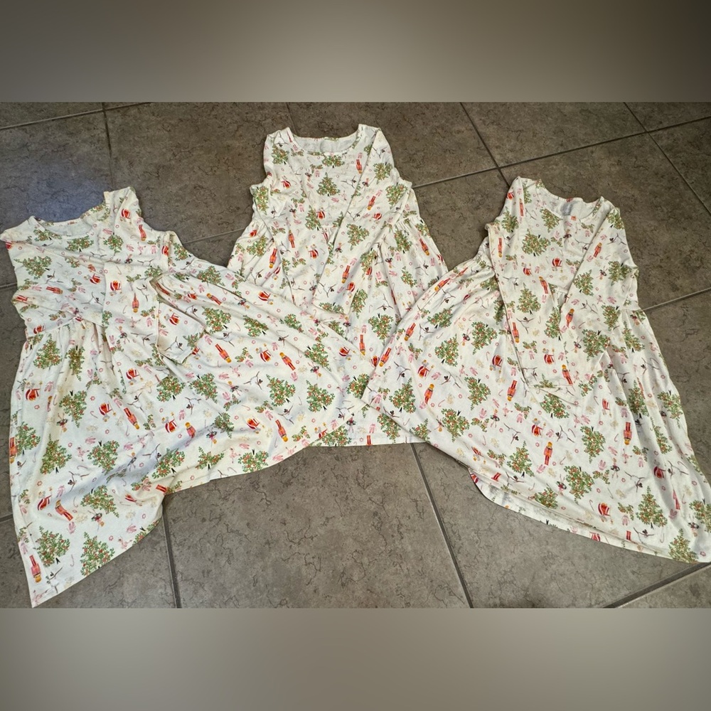 ATTENTION! Various sizes! Wonder Nation Christmas dresses. All in bundle!